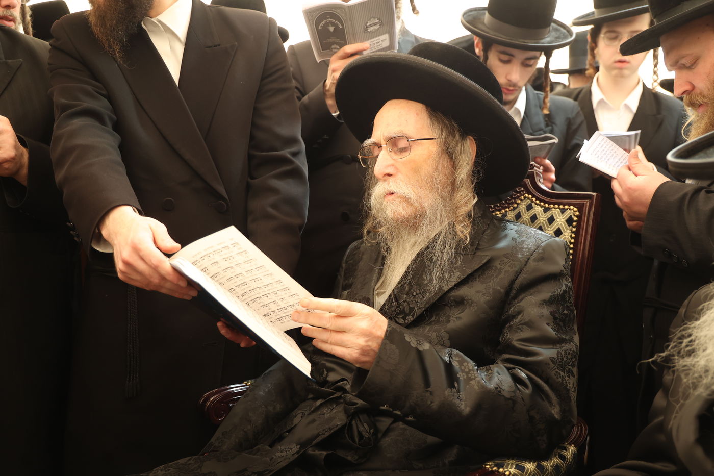 למרות חולשתו: האדמו"ר מערלוי עלה לציון אביו זצ"ל ביום ההילולה