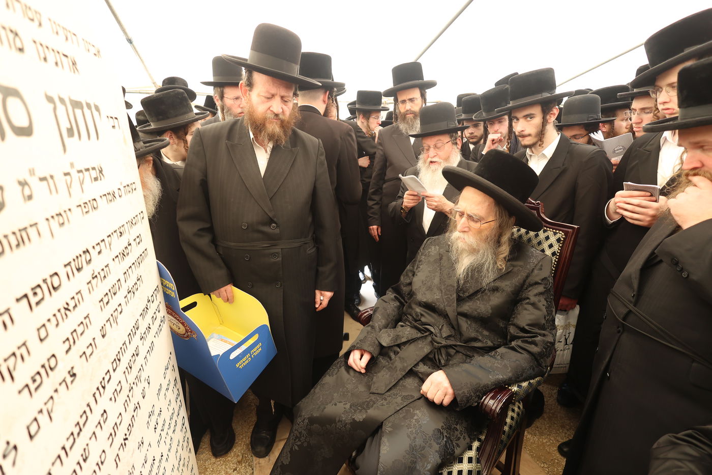 למרות חולשתו: האדמו"ר מערלוי עלה לציון אביו זצ"ל ביום ההילולה