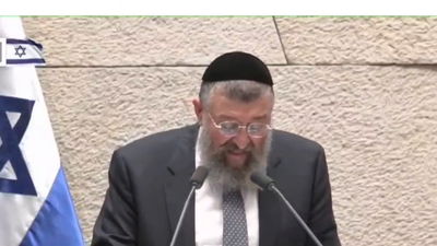 שר העבודה יואב בן צור נואם על דוכן הכנסת