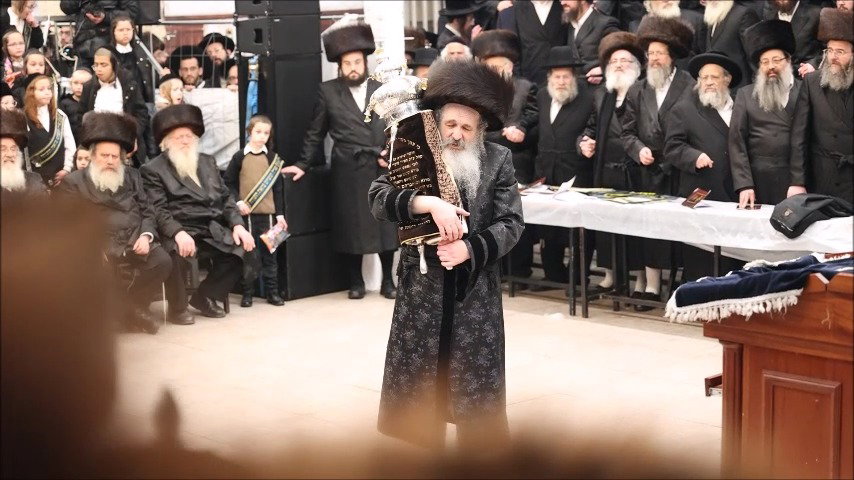 האדמו"ר משומרי אמונים י-ם רוקד עם ספר התורה החדש