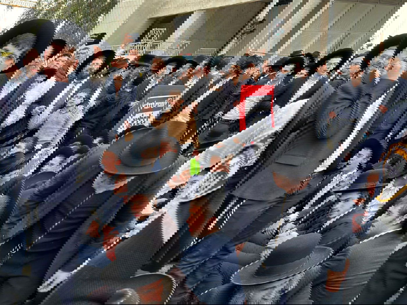 פלג קיצוני חסם את ירושלים ופונה בכוח ע"י המשטרה | תיעוד