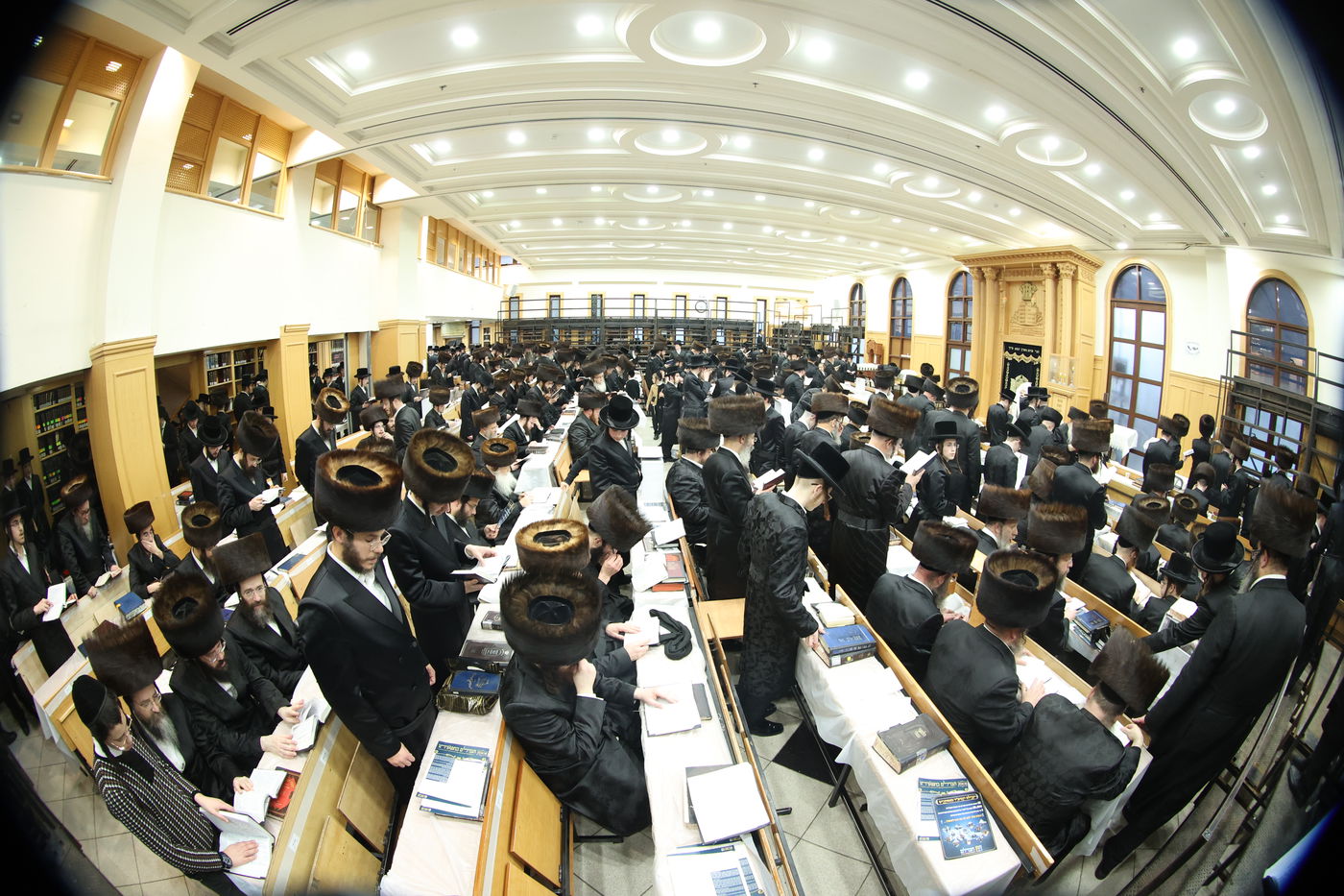 בראשות האדמו"ר - אלפים התכנסו במרכז החסידות בשכונת קטמון בירושלים