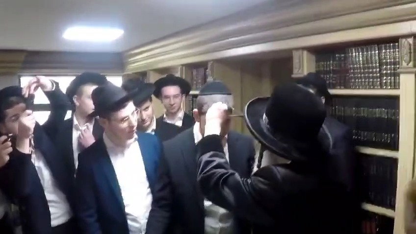 האדמו"ר גוזז את הבלורית