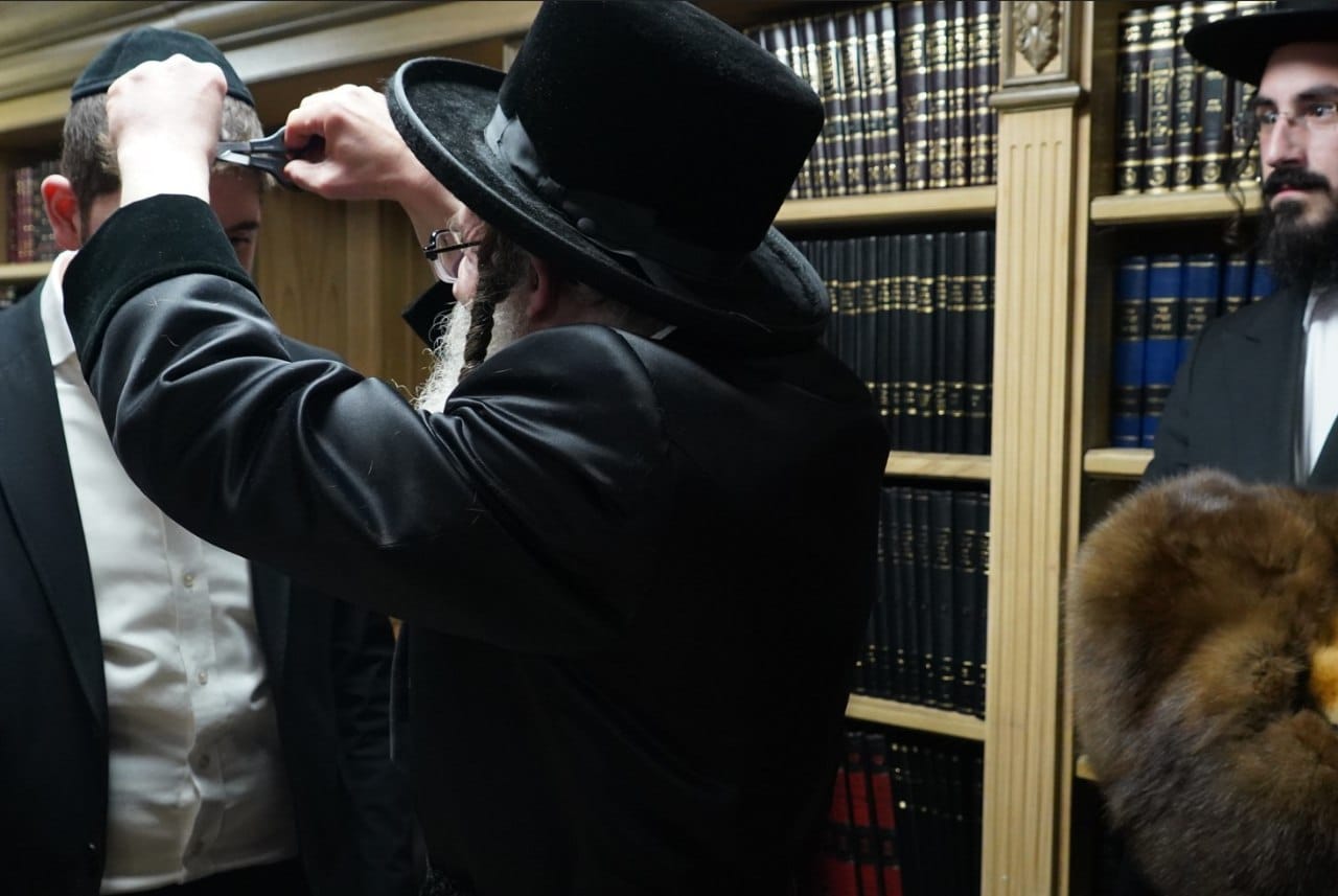 האדמו"ר גוזז את הבלורית