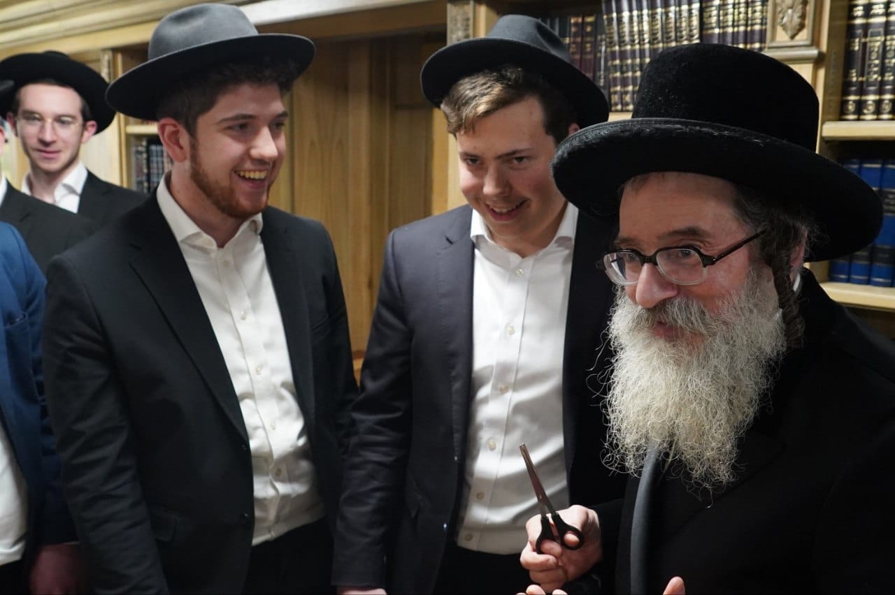 האדמו"ר והבחורים