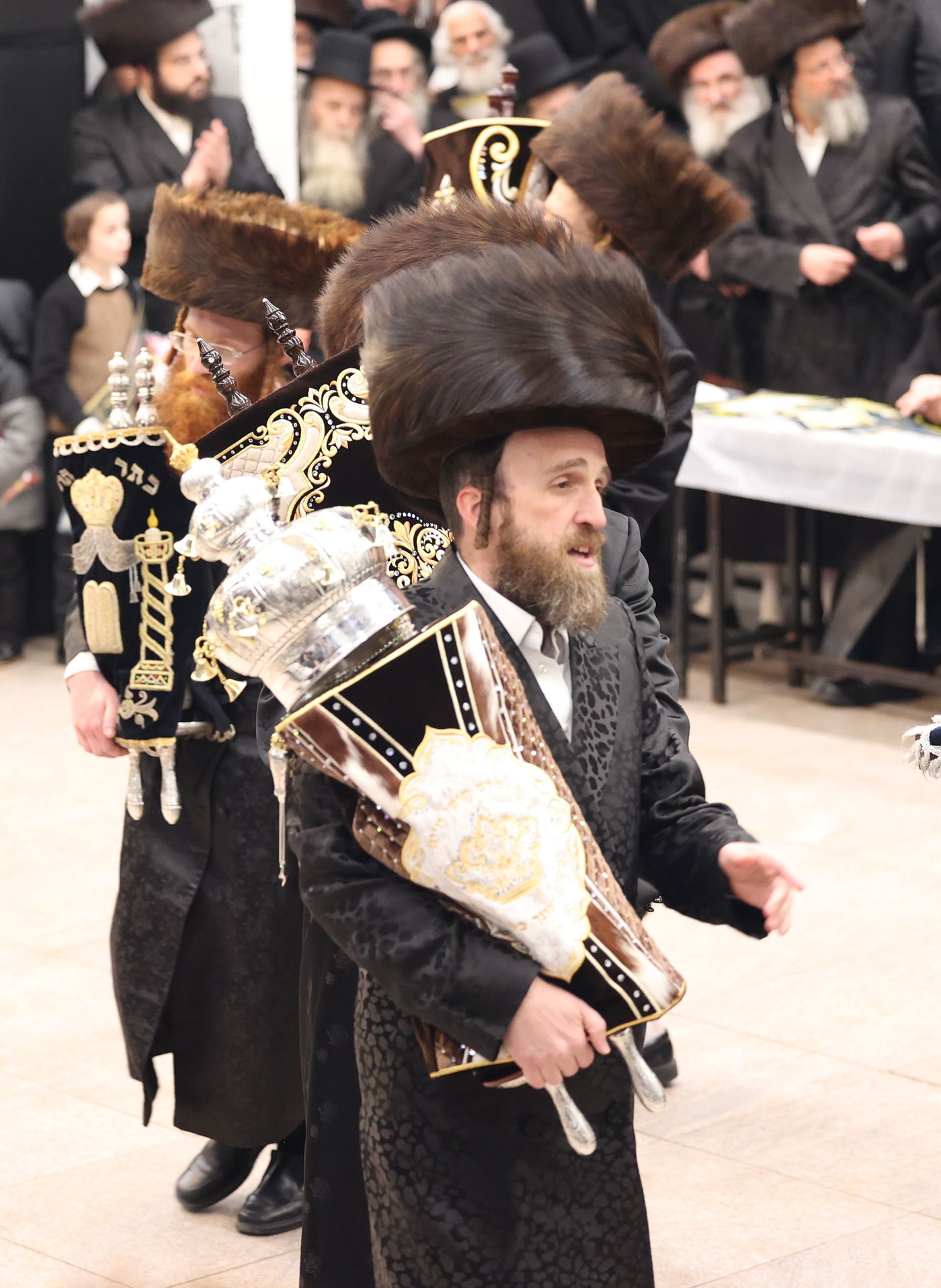 הכנסת ספר תורה בשומרי אמונים בירושלים