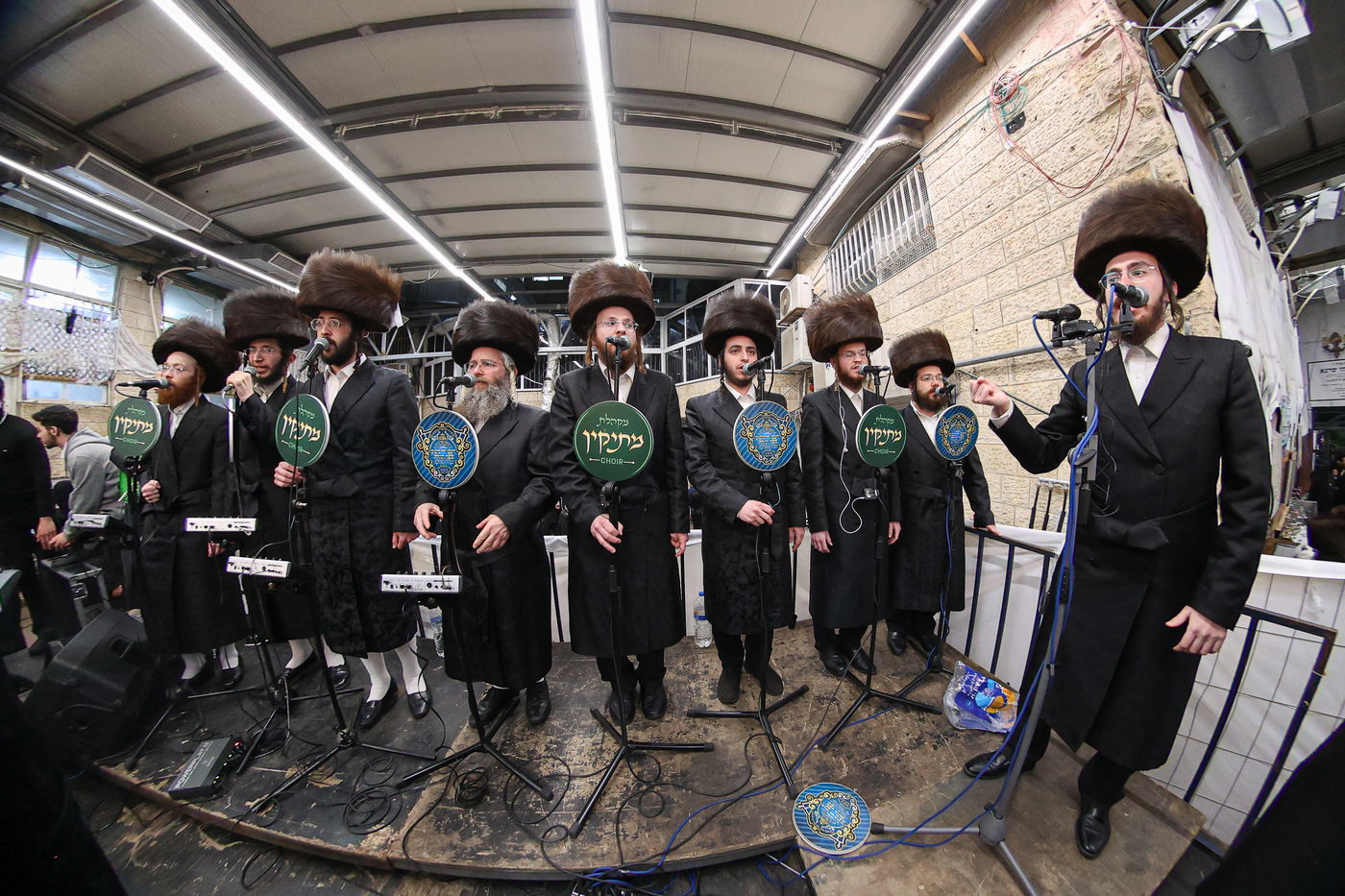 הכנסת ספר תורה בשומרי אמונים בירושלים