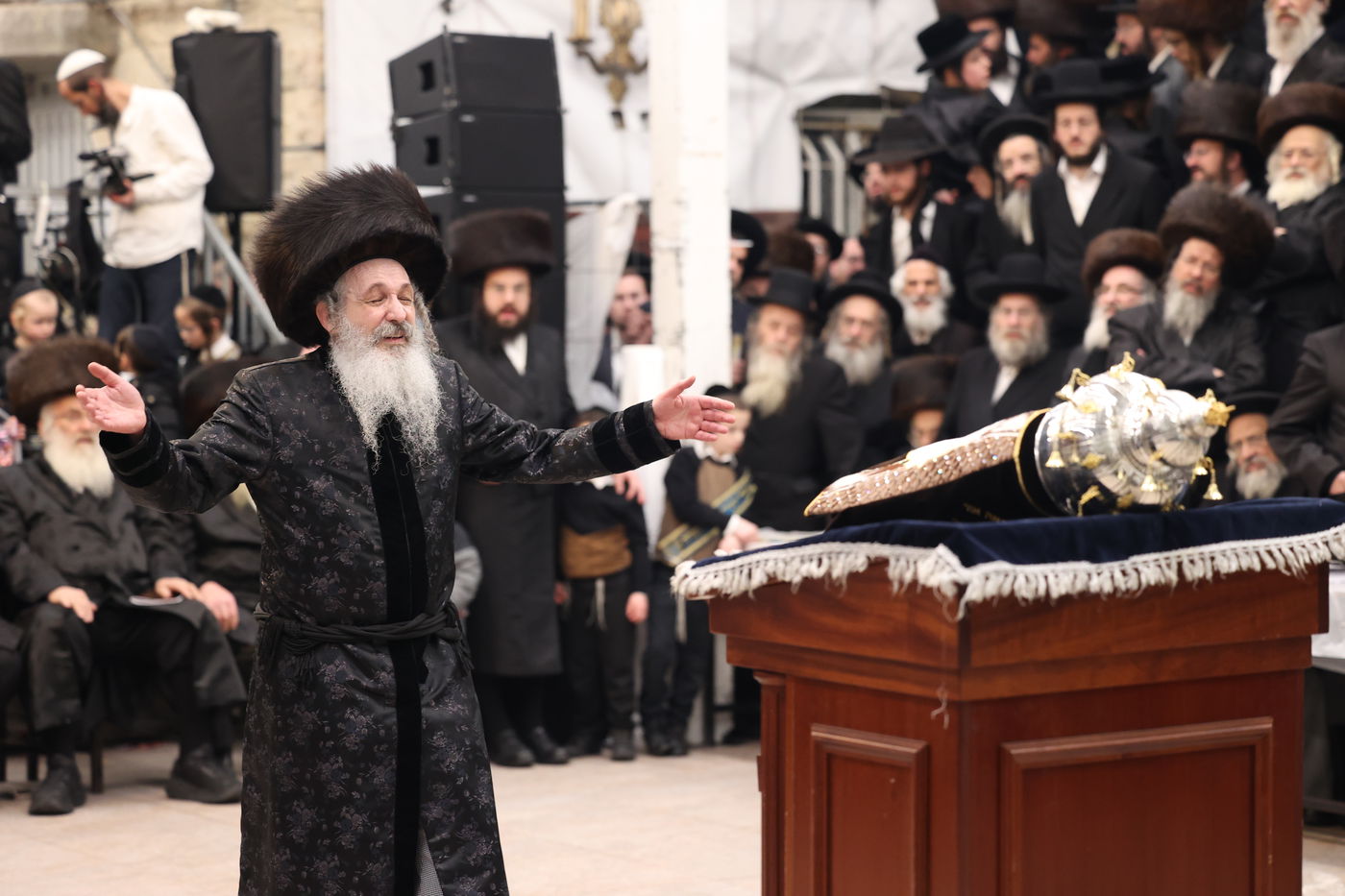 הכנסת ספר תורה בשומרי אמונים בירושלים