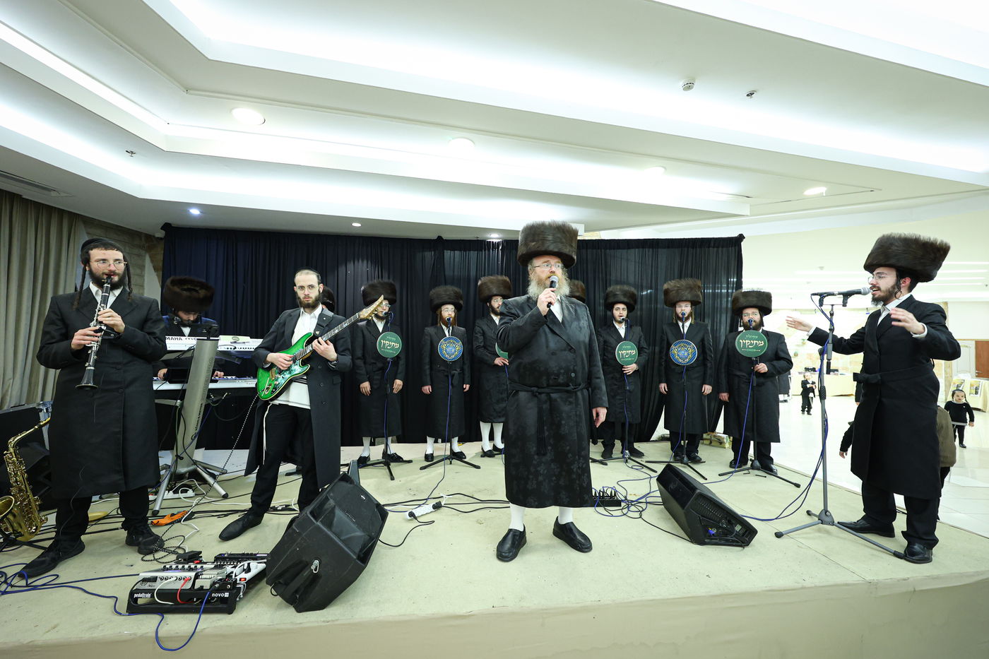 הכנסת ספר תורה בשומרי אמונים בירושלים