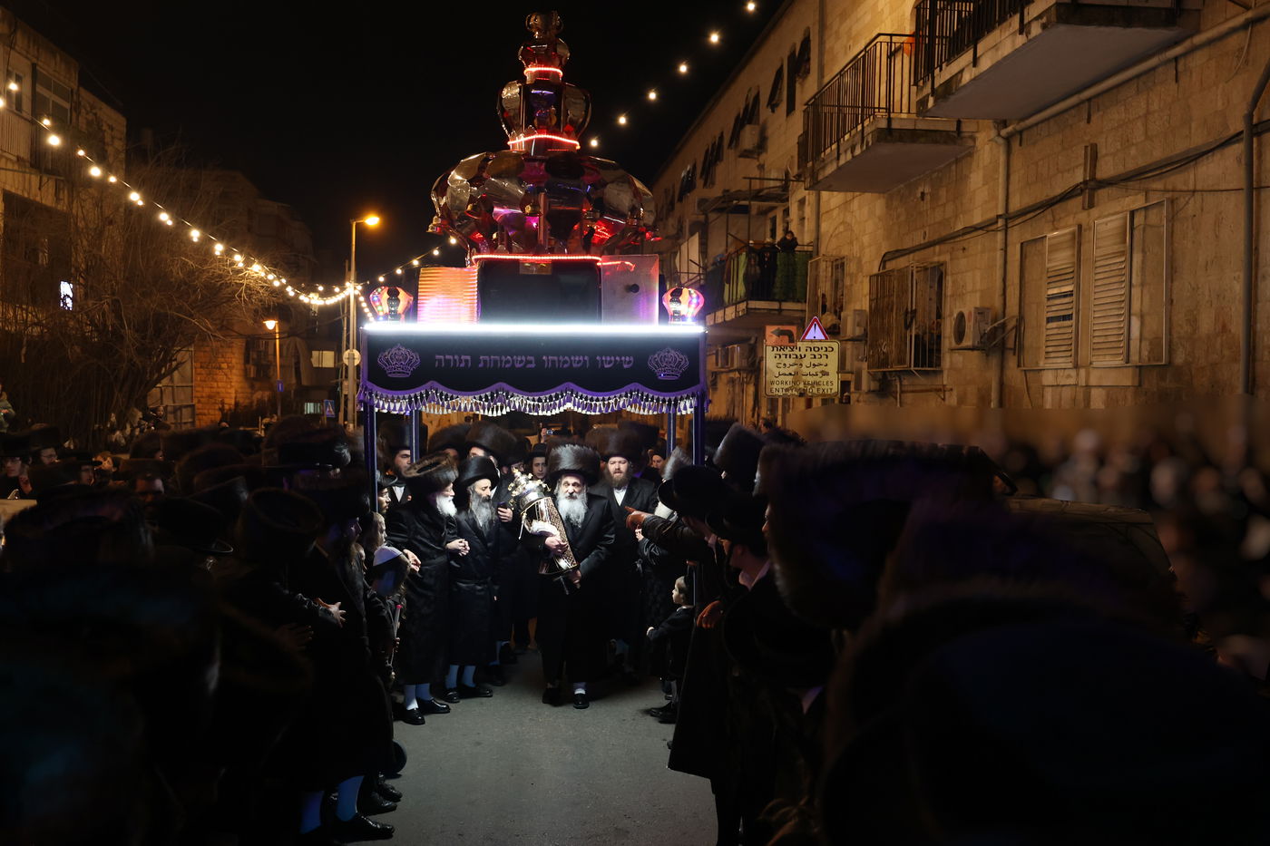 הכנסת ספר תורה בשומרי אמונים בירושלים