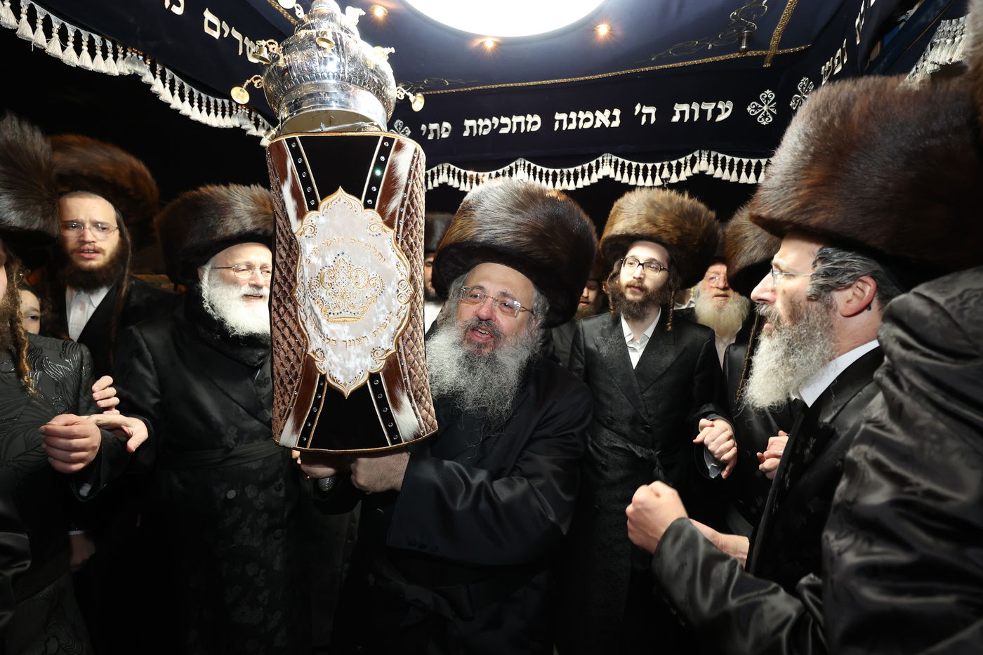 הכנסת ספר תורה בשומרי אמונים בירושלים