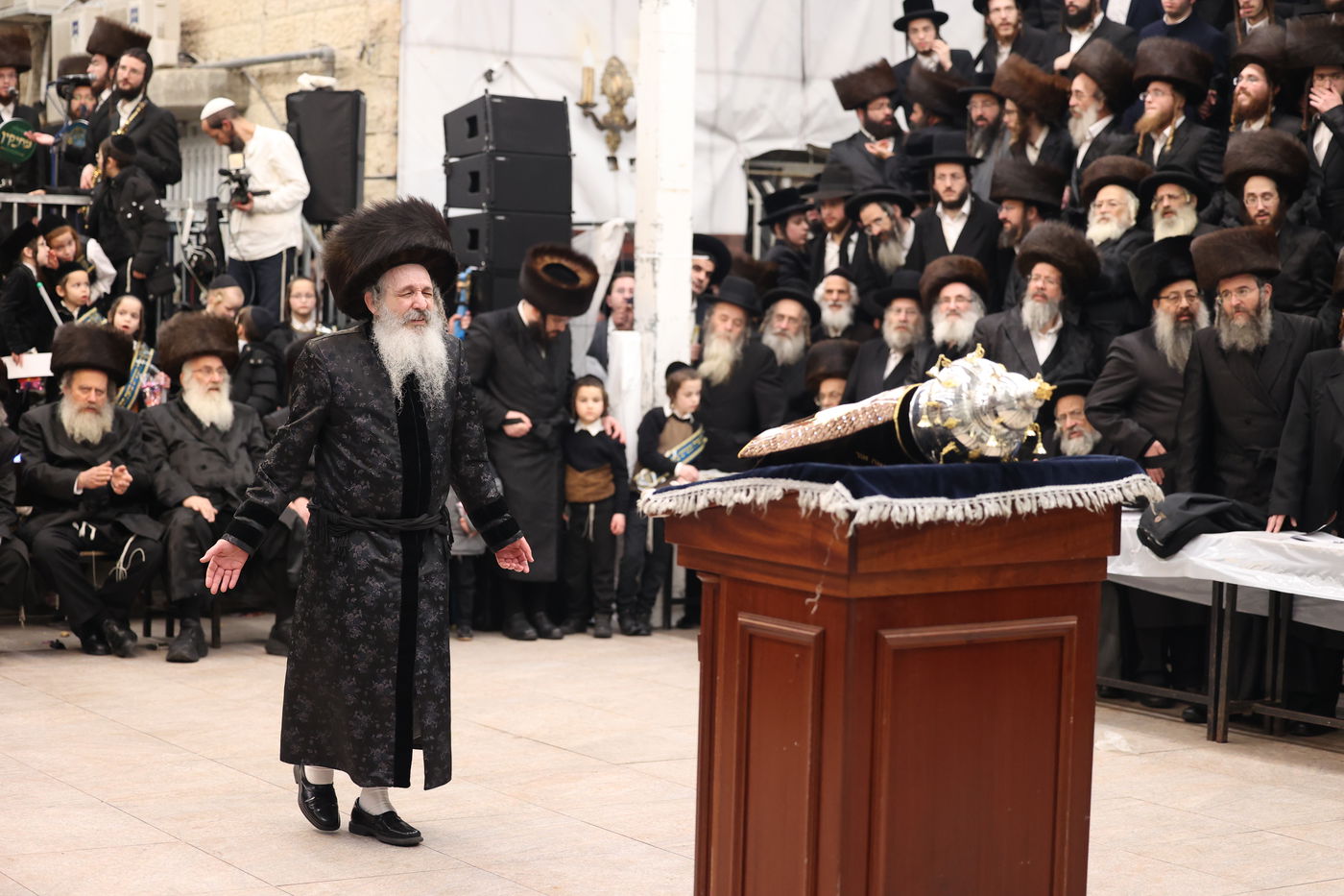 הכנסת ספר תורה בשומרי אמונים בירושלים