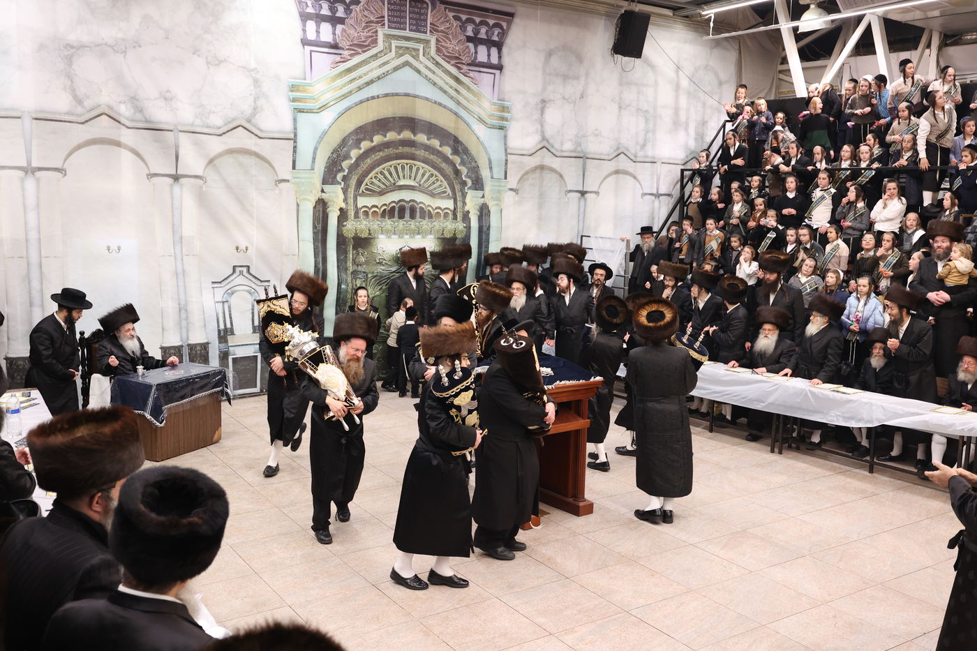 הכנסת ספר תורה בשומרי אמונים בירושלים