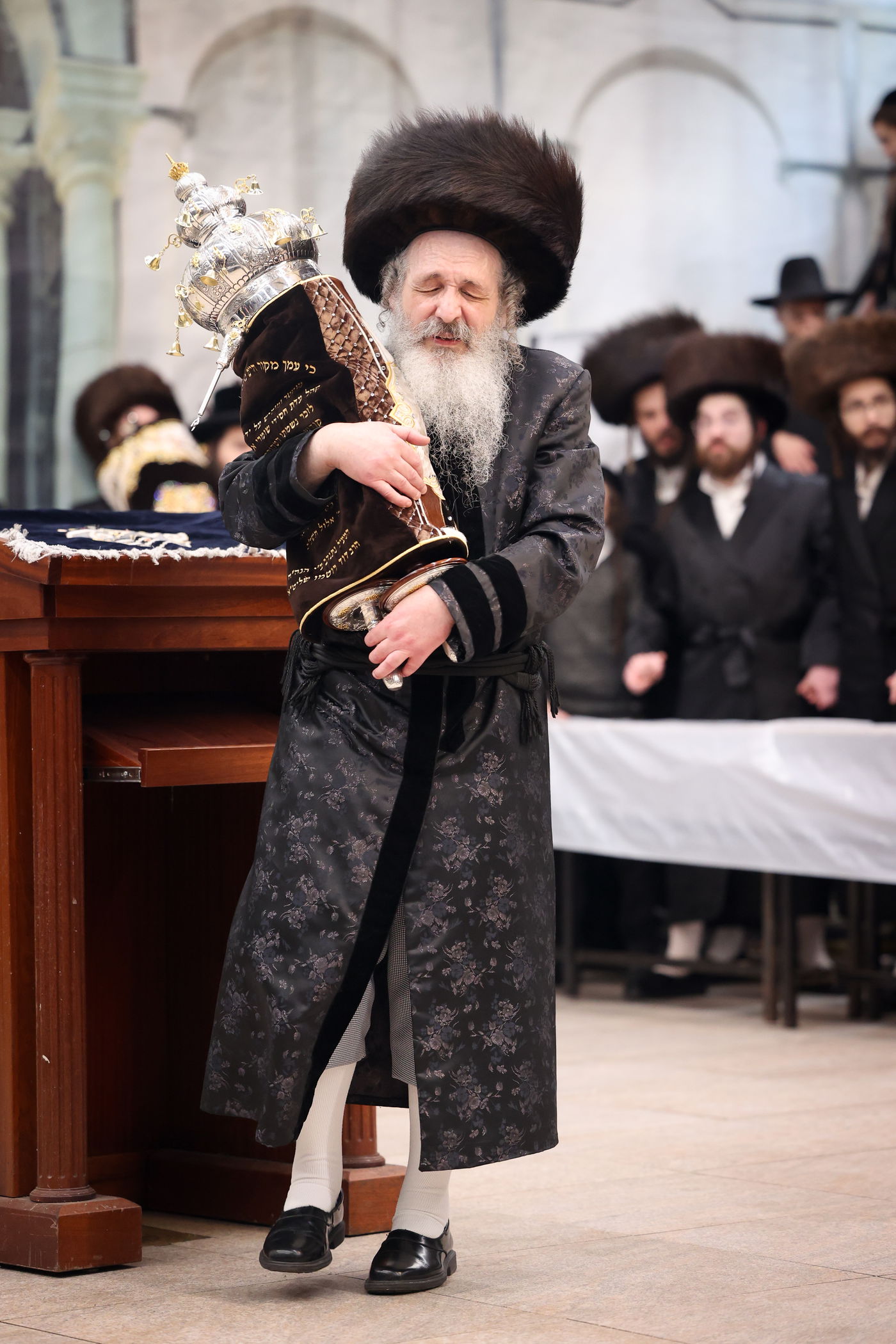 הכנסת ספר תורה בשומרי אמונים בירושלים