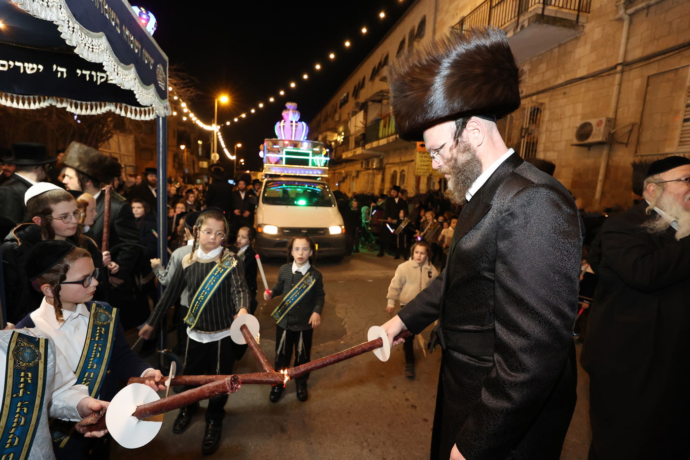 הכנסת ספר תורה בשומרי אמונים בירושלים