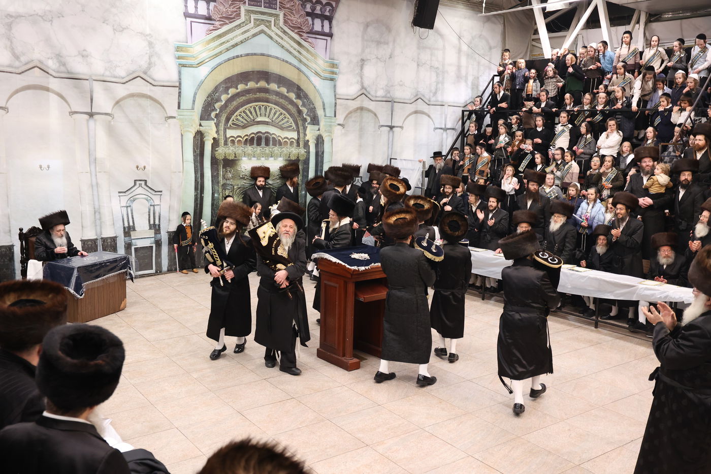 הכנסת ספר תורה בשומרי אמונים בירושלים