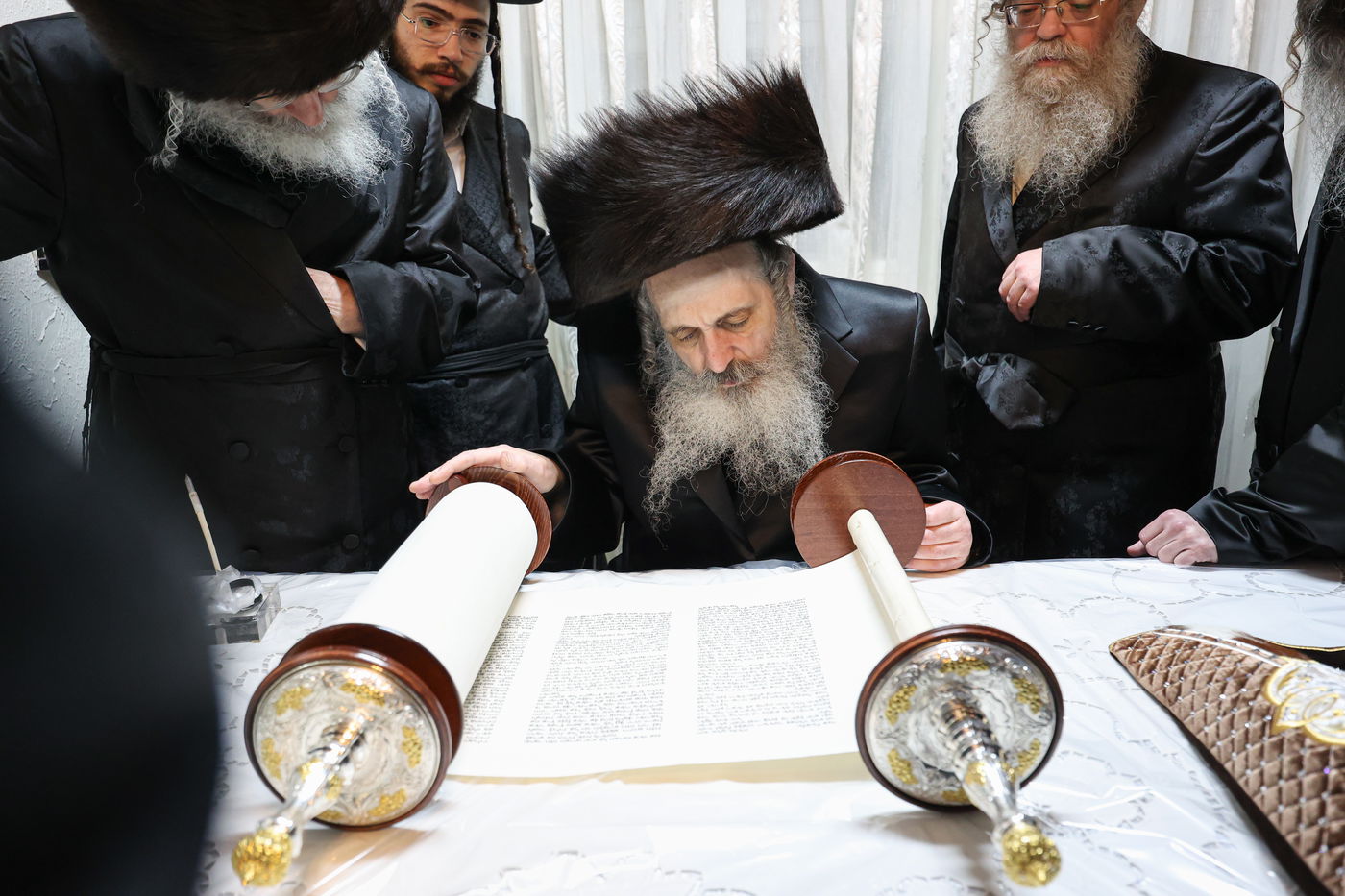 הכנסת ספר תורה בשומרי אמונים בירושלים