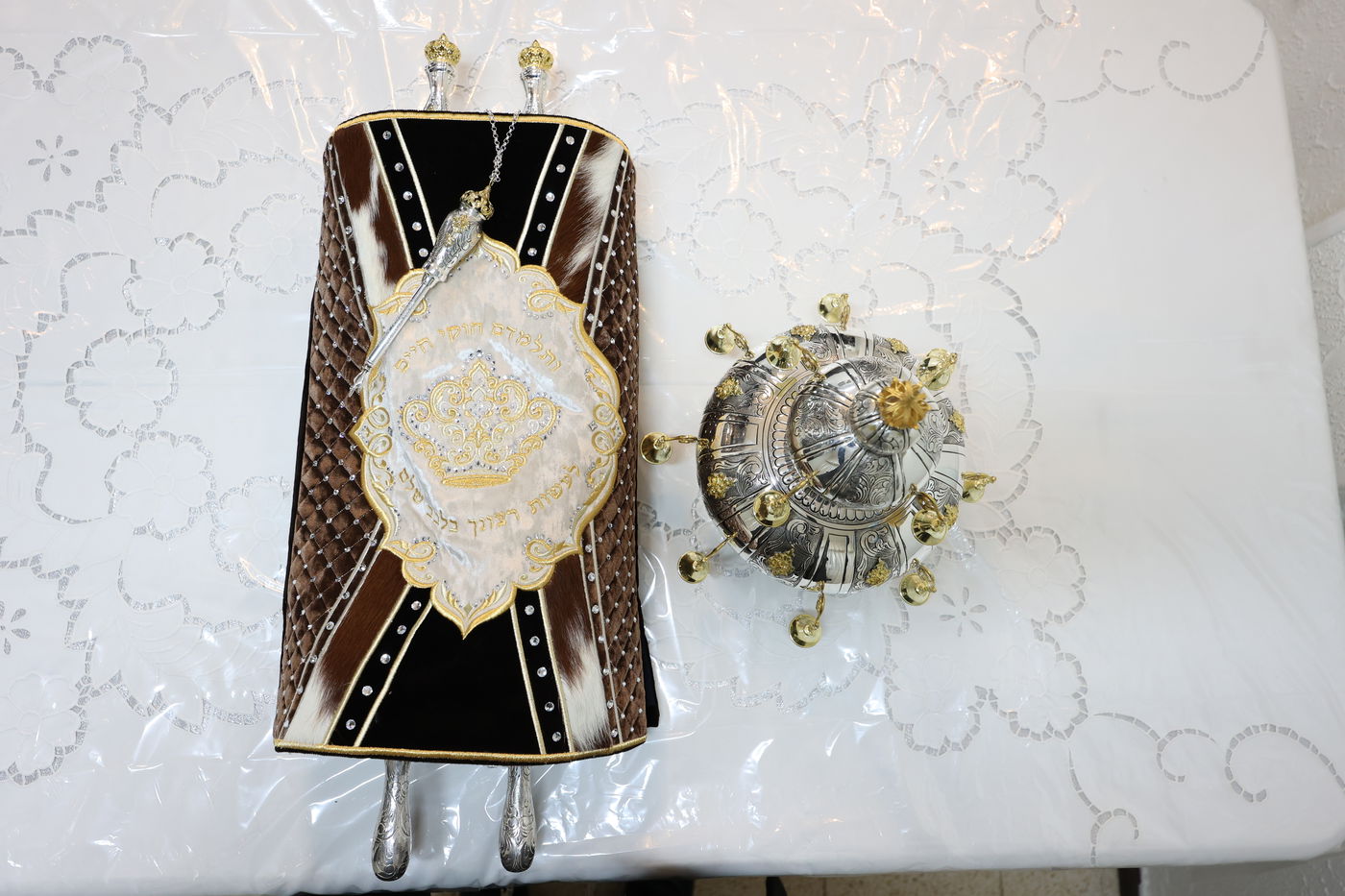 הכנסת ספר תורה בשומרי אמונים בירושלים