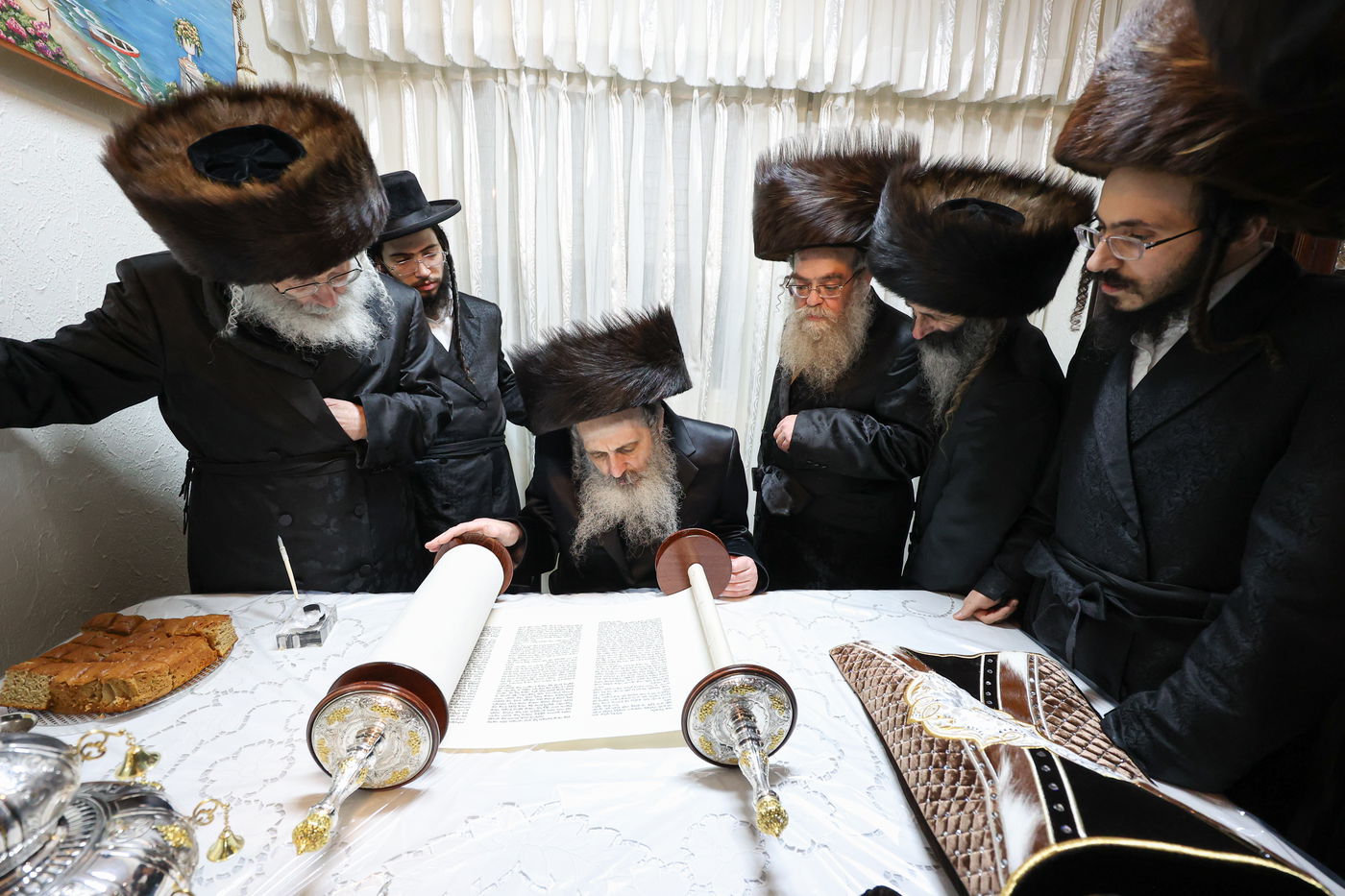 הכנסת ספר תורה בשומרי אמונים בירושלים