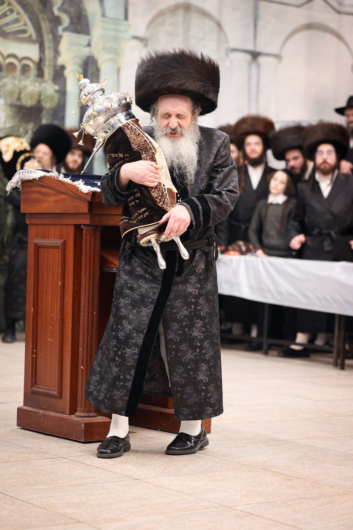 הכנסת ספר תורה בשומרי אמונים בירושלים