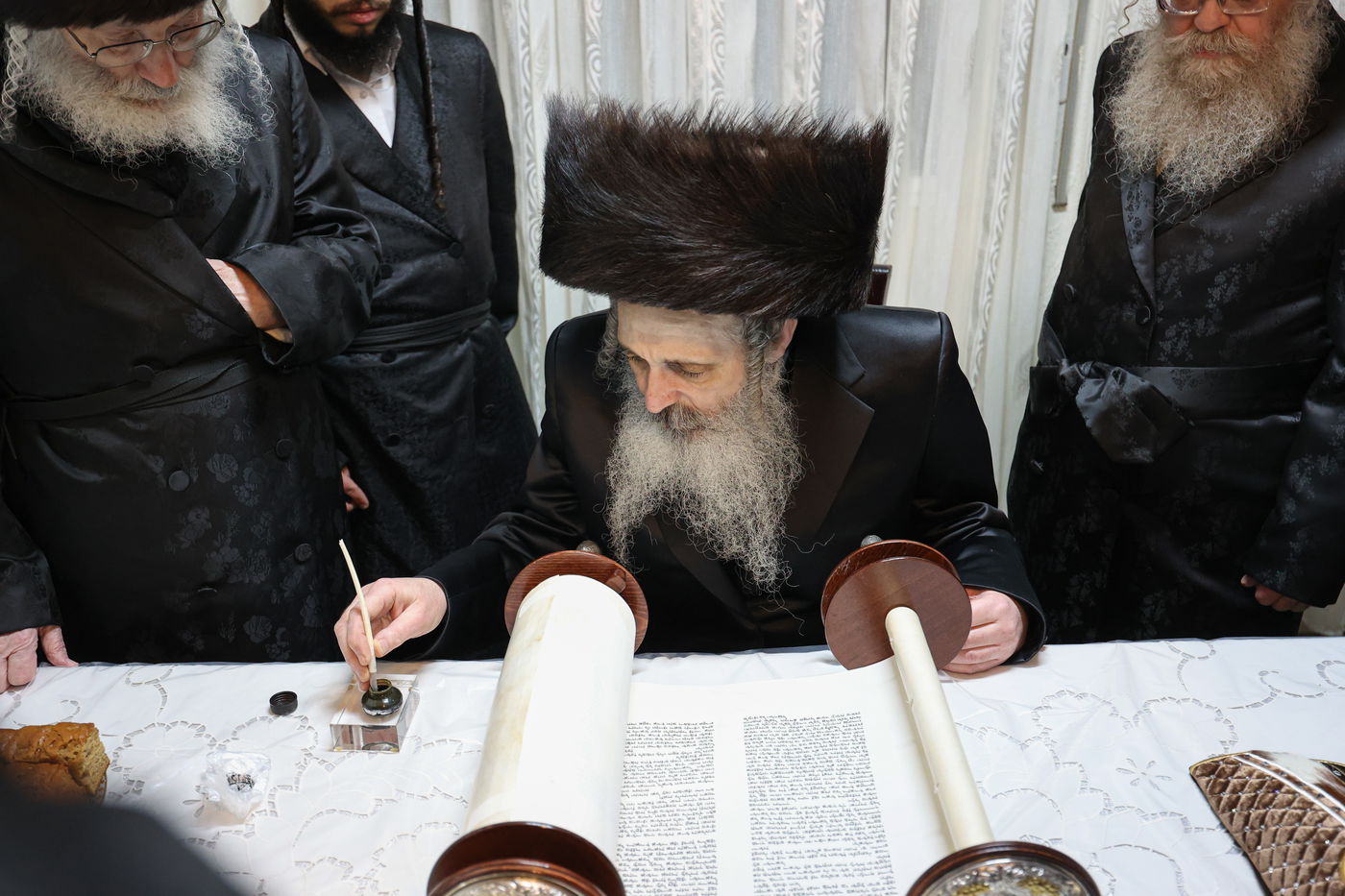 הכנסת ספר תורה בשומרי אמונים בירושלים