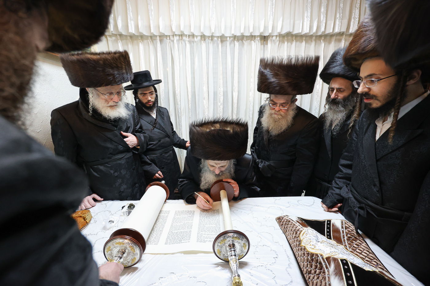 הכנסת ספר תורה בשומרי אמונים בירושלים