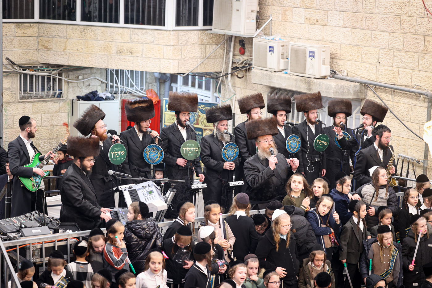 הכנסת ספר תורה בשומרי אמונים בירושלים