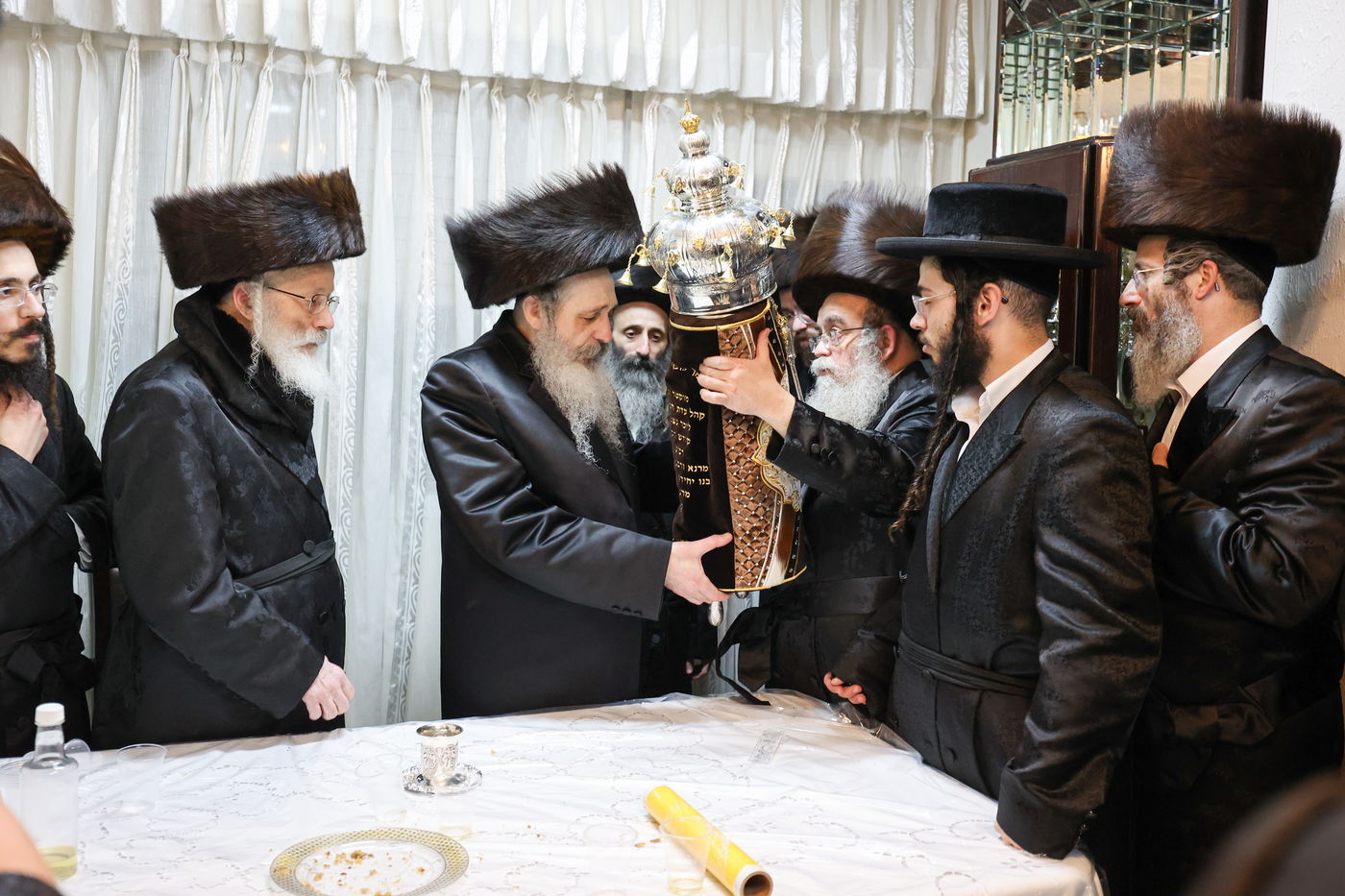 הכנסת ספר תורה בשומרי אמונים בירושלים