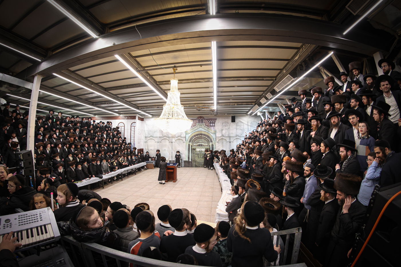 הכנסת ספר תורה בשומרי אמונים בירושלים
