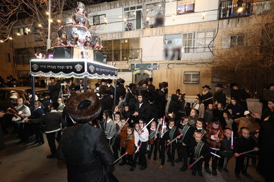 הכנסת ספר תורה בשומרי אמונים בירושלים