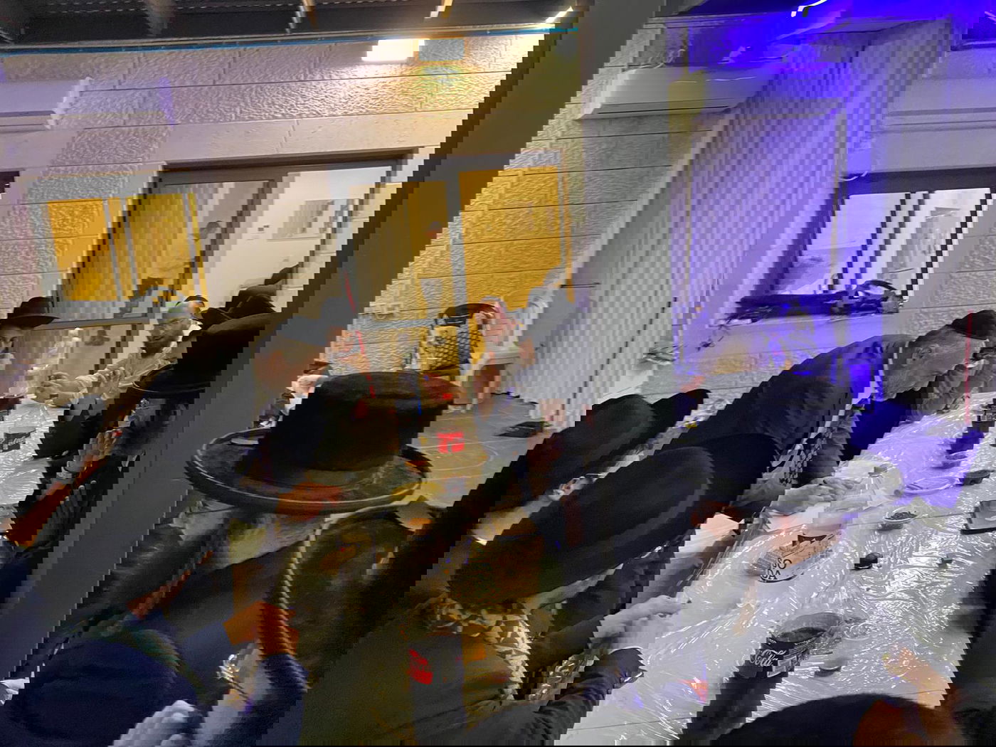 אבוטבול עם תושבי העיר