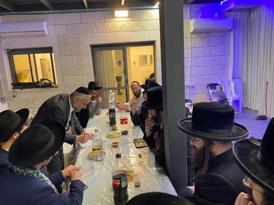 אבוטבול עם תושבי העיר