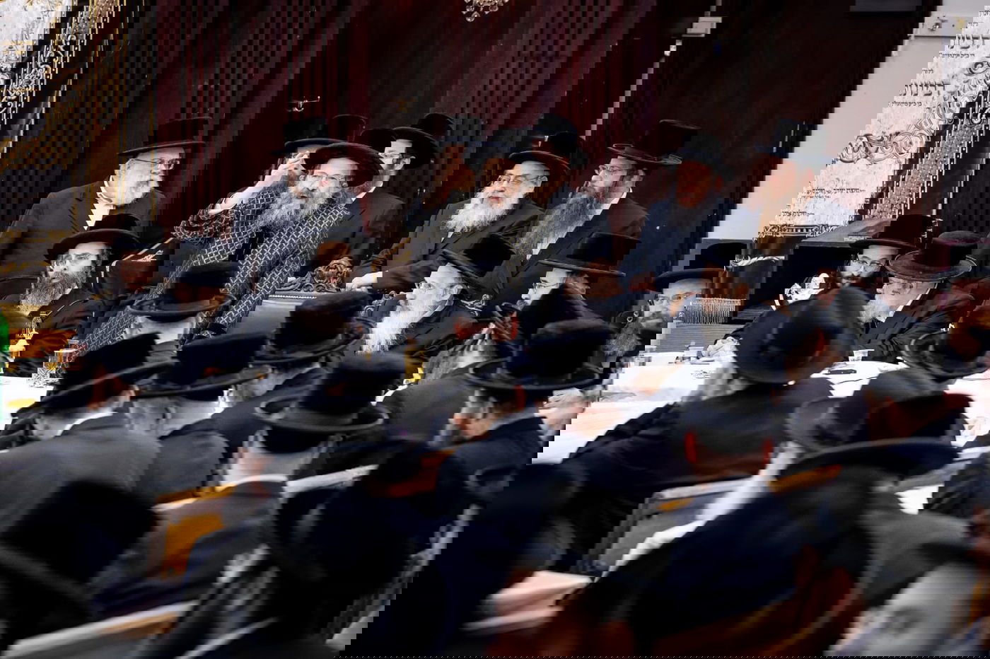 האדמו"ר מבאבוב 45 בטיש פורים קטן בבית מדרשו בבורו פארק