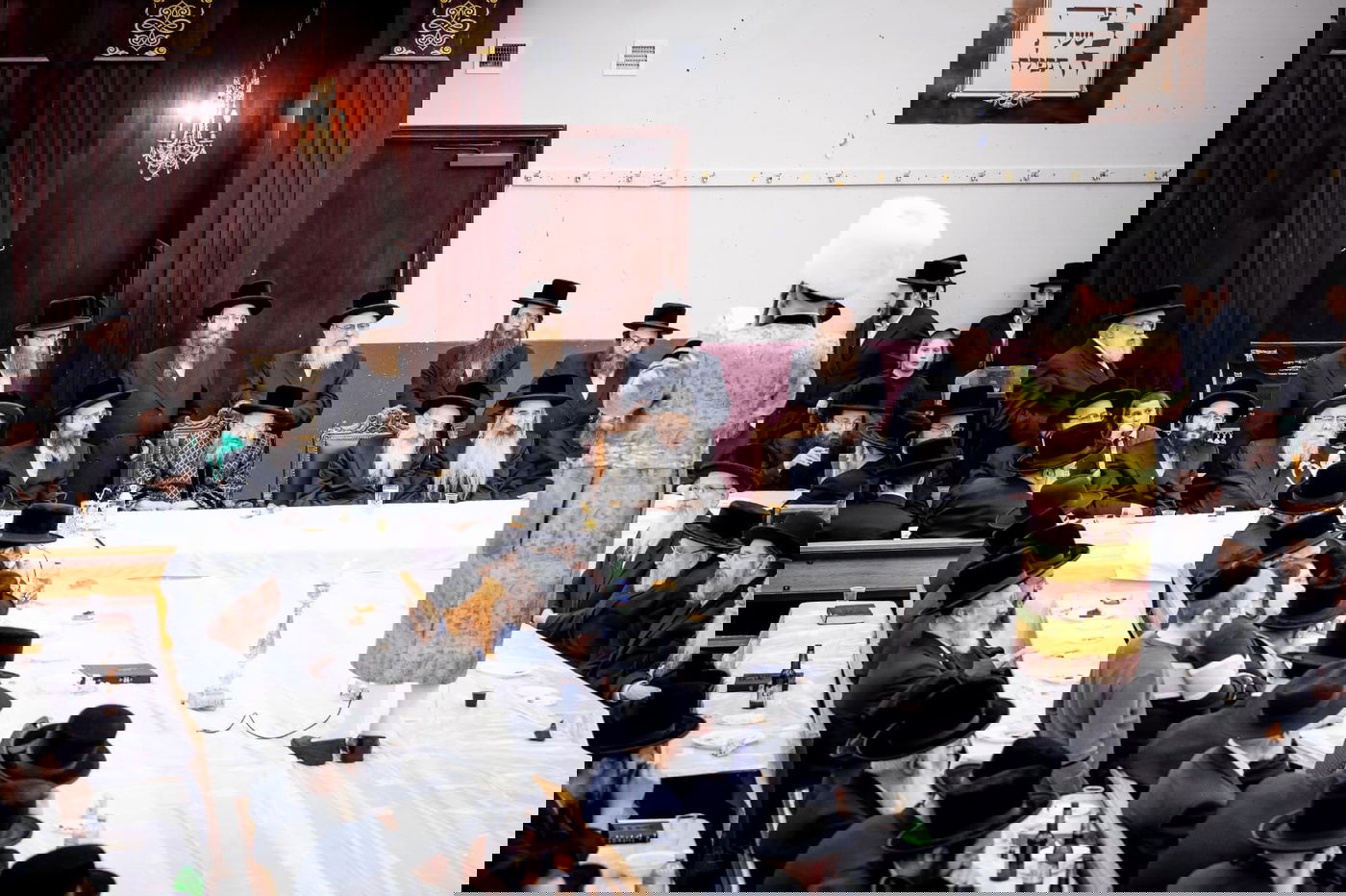 האדמו"ר מבאבוב 45 בטיש פורים קטן בבית מדרשו בבורו פארק