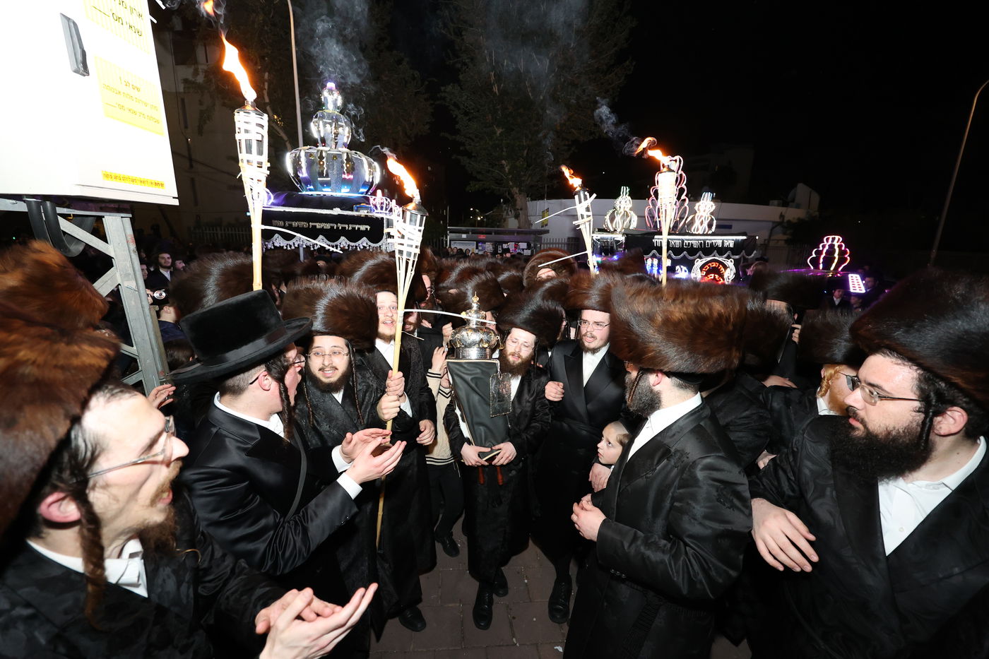 זקני הקהילה פיזזו בעוז לפני התורה ברחובה של עיר | גלריה