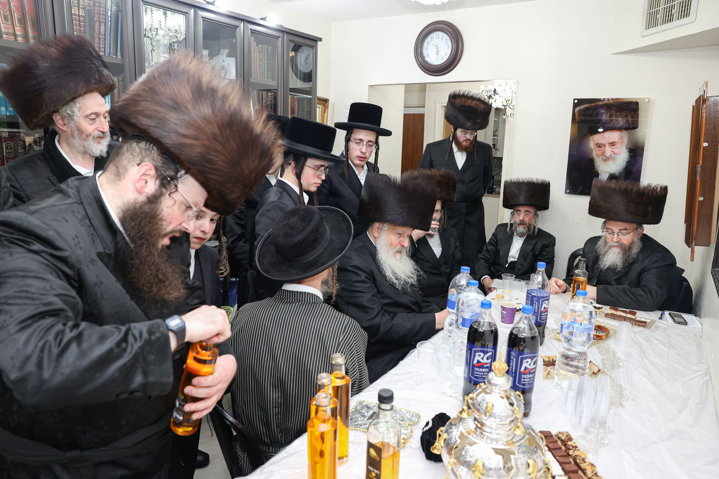 זקני הקהילה פיזזו בעוז לפני התורה ברחובה של עיר | גלריה