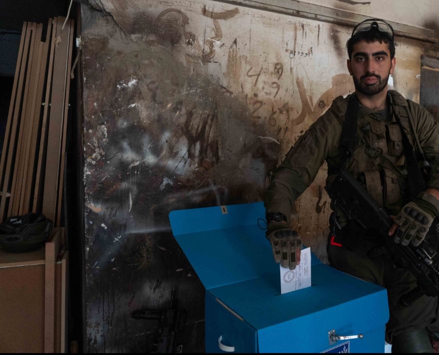 לוחמים מצביעים ברצועת עזה