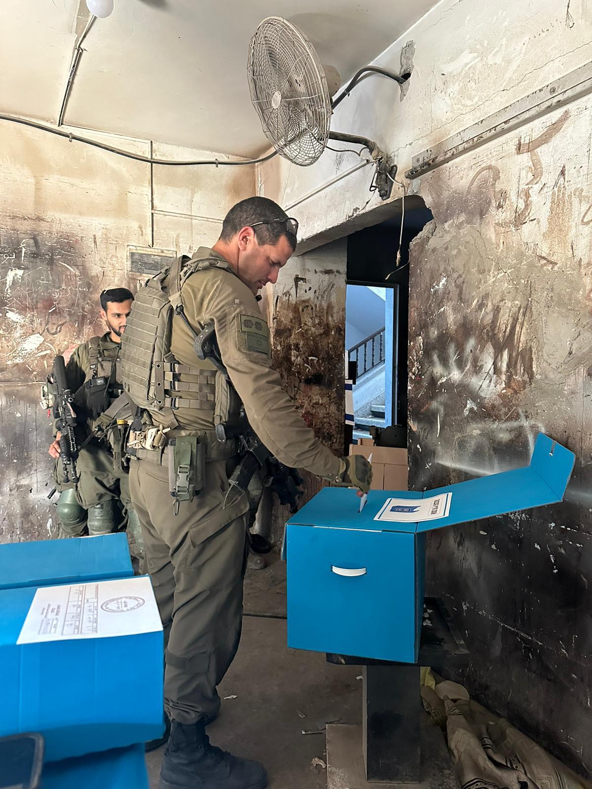 לוחמים מצביעים ברצועת עזה