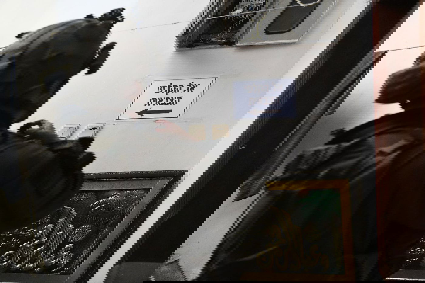 לוחמים מצביעים ברצועת עזה