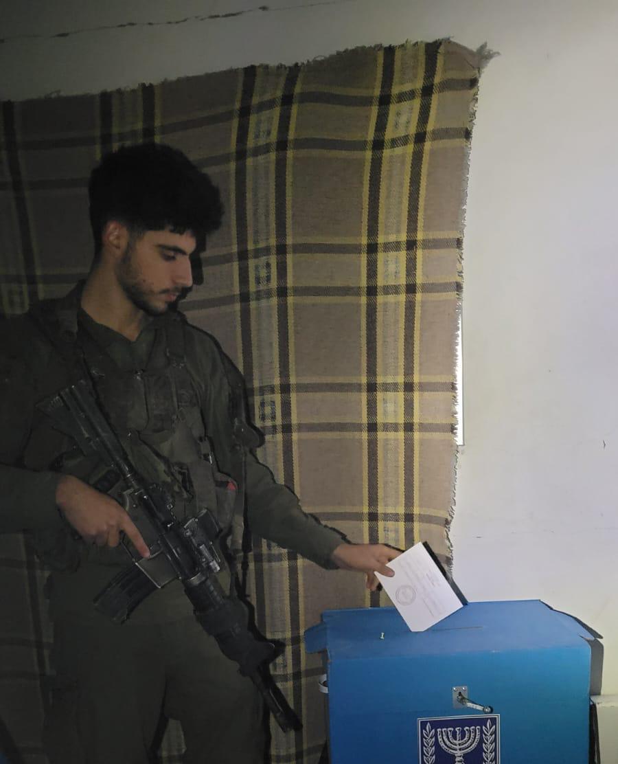 לוחמים מצביעים ברצועת עזה