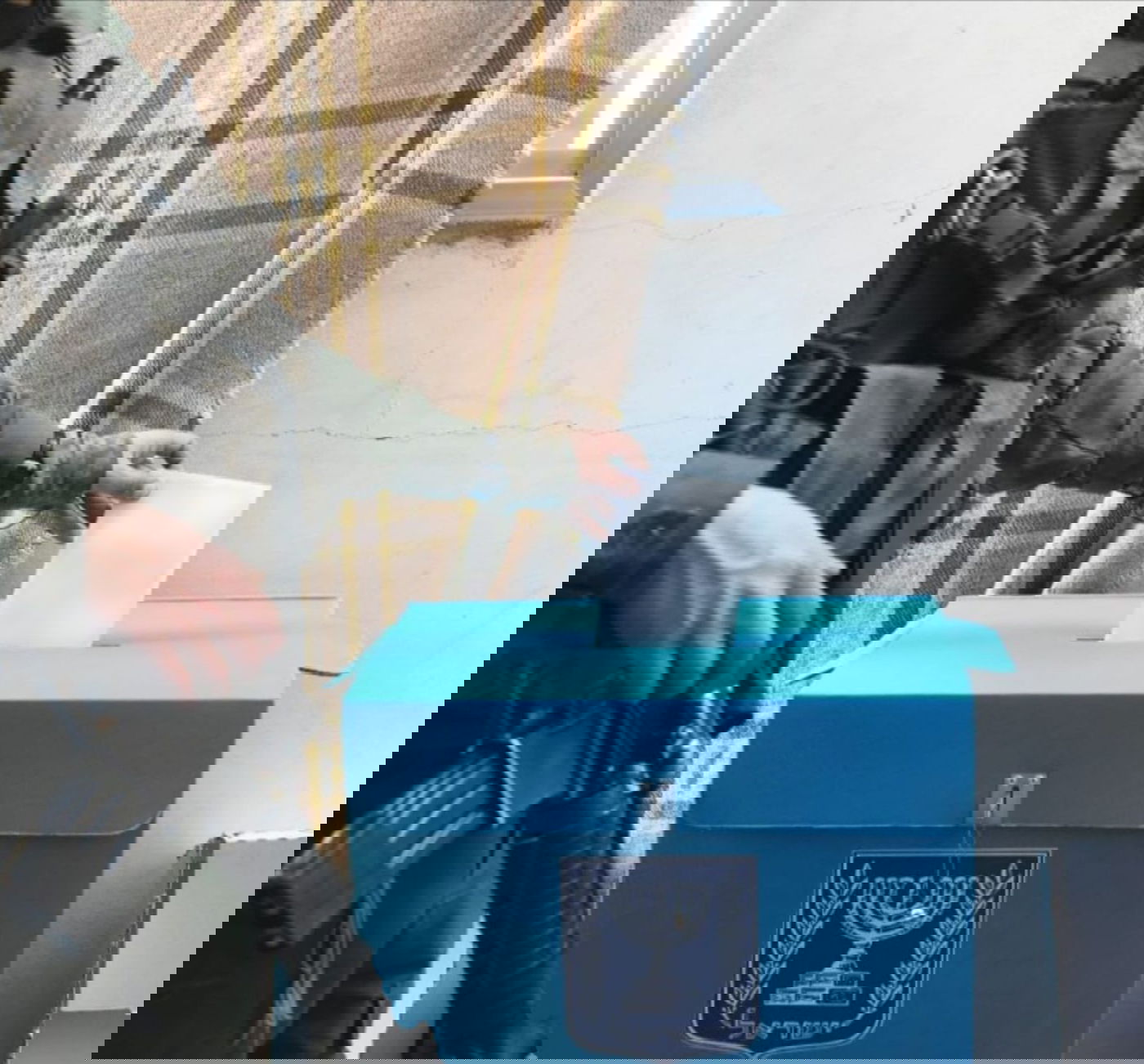 לוחמים מצביעים ברצועת עזה