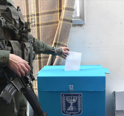 לוחמים מצביעים ברצועת עזה