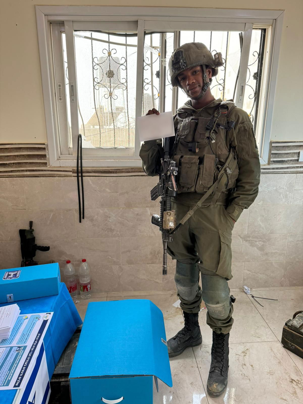 לוחמים מצביעים ברצועת עזה