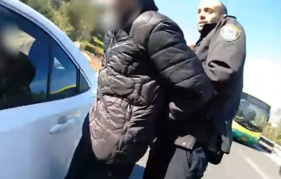 השוטרים עצרו את גנב הרכב וגילו - הוא רק בן 14 | צפו