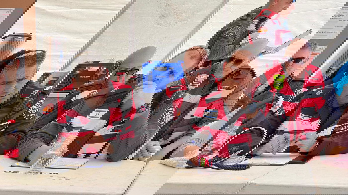 מימין: שלומי מפקד התחנה מנווט את התרגיל ביד רמה. משמאל משמאל: רב רשף אבי בן סעדון מפקד תחנת שומרון