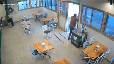 מזהה את המחבל, כורע בחנות - ויורה צרורות | תיעוד דרמטי