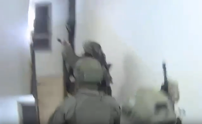 עוצרים את אחד החשודים