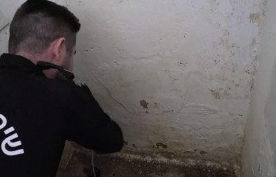 מחפשים חומרים אסורים אצל האסירים