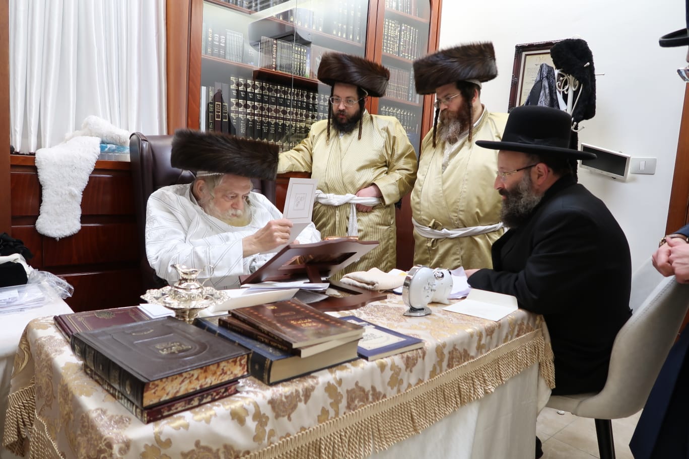 הגר"ש רבינוביץ' עם האדמו"ר מתולדות אברהם יצחק