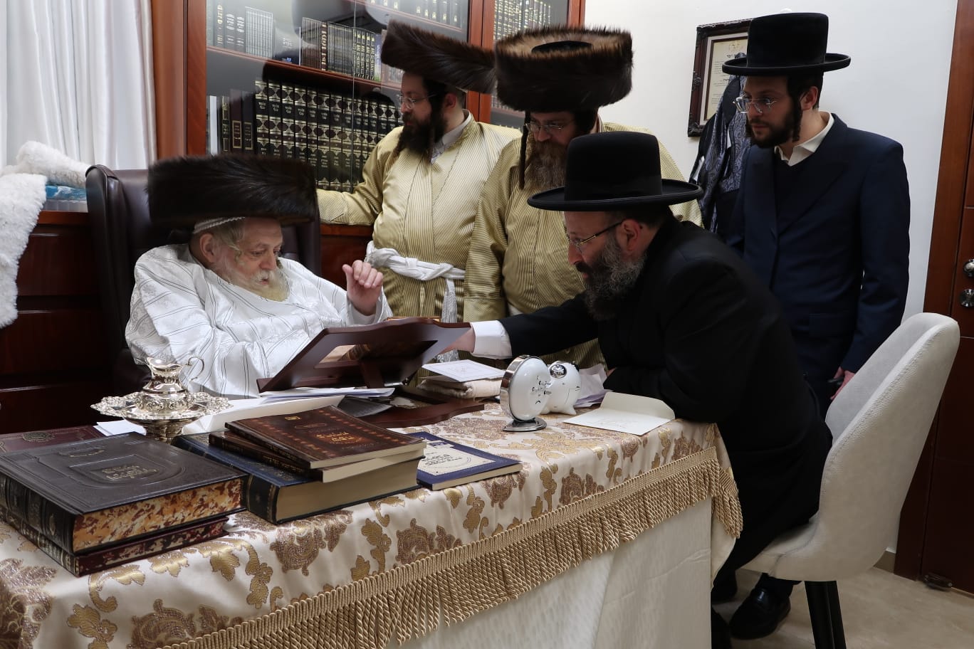 הגר"ש רבינוביץ' עם האדמו"ר מתולדות אברהם יצחק